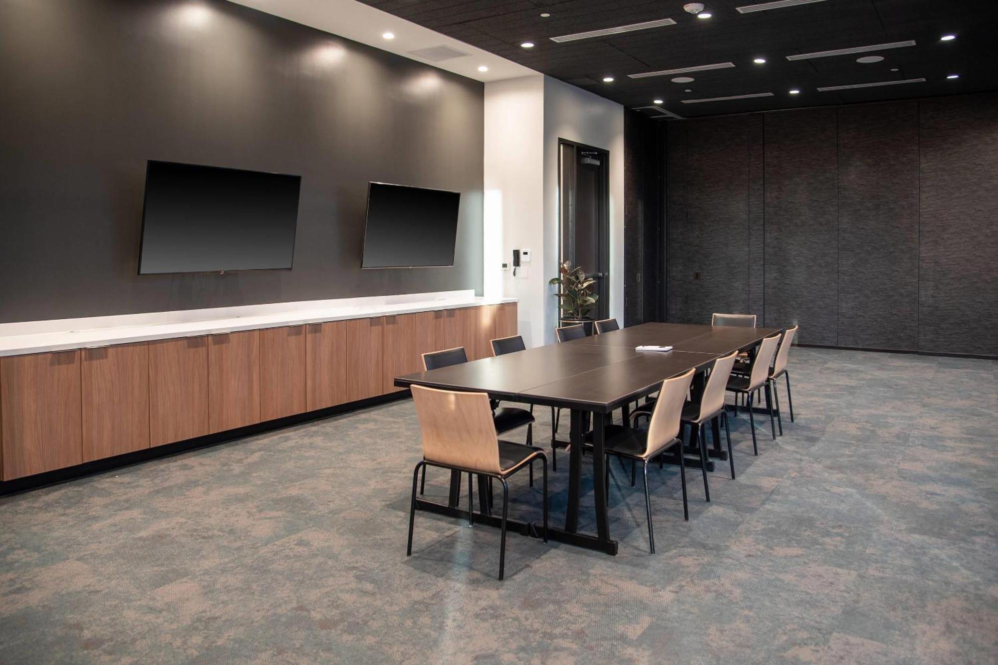 Cambria Downtown Convention & Airport Hotel 3*
